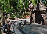 Подготовка к торжественной церемонии открытия памятника на могиле Евгения Пригожина на Пороховском кладбище