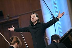 Концерт Государственного симфонического оркестра 'Новая Россия' в Большом зале консерватории им. П.И. Чайковского. Дирижирует Теодор Курентзис, солист Александр Мельников (фортепиано). В программе: Малер, Рахманинов