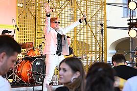 XXVII Петербургский международный экономический форум (ПМЭФ) 2024. Специальный закрытый концерт. Выступление певца Найка Борзова и лидера группы 'СерьГа' Сергея Галанина в 'Тинькофф Двор'