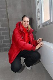 Баскетболиста клуба 'ЦСКА' Ольга Артешина осматривает квартиру в строящемся жилом комплексе 'Гранд-Парк' на улице Авиаконструктора Микояна. Съемка для 'Жилого Дома'