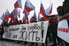 Акция активистов движения 'Россия молодая' 'Косово - сербская земля' на Кадашевской набережной