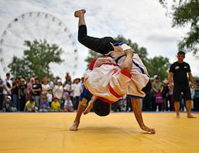 Празднование Курбан Байрам в парке зеленый остров в Омске