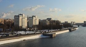 Реконструированная девятиэтажка на Краснохолмской набережной