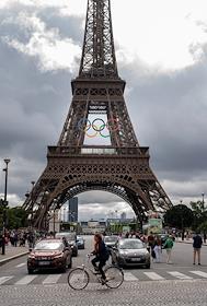 Жанровая фотография. Эйфелева башня с символом летних Олимпийских игр 2024 - Олимпийскими кольцами
