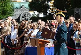 Церемония вручения аттестатов выпускникам 9-х и 11-х кадетских классов ФСО России на Соборной площади Московского Кремля