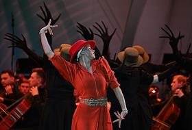 Современная постановка балета «Жар-птица» в исполнении коллектива Banda I'll в Большом амфитеатре Парка 'Зарядье'. Хореограф-постановщик Артемий Манукян