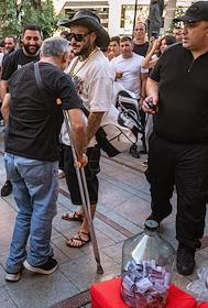 Розыгрыш денег блогером в Ереване