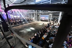 Концерт-открытие «Симфония заводских цехов» гала-концертов фестиваля «Время вперед» в цехе №46 завода «Армалит». Выступление Губернаторского симфонического оркестра Санкт-Петербурга