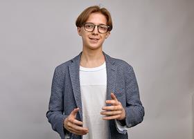 Сотрудник ИД 'Коммерсантъ' в студии. Корреспондент отдела спорта Роман Левищев