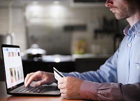 Жанровые фотографии. Покупки в онлайн-магазинах