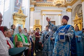 Торжества по случаю 445-летия явления иконы Пресвятой Богородицы во граде Казани. Традиционный общегородской крестный ход с Казанской иконой Божией Матери из Благовещенского собора Казанского Кремля до Казанского Богородицкого мужского монастыря. Соборное архиерейское богослужение в кафедральном соборе Казанской иконы Божией Матери