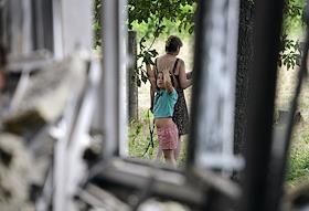 Последствия обстрела в Донецке, в результате которого пострадала школа