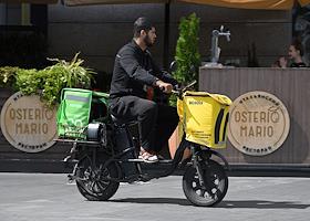 Жанровая фотография. Курьеры сервиса доставки 'Купер' (Сбермаркет), 'Яндекс', 'Самокат'. Электоросамокаты