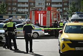 Последствия взрыва автомобиля Toyota Land Cruiser на Синявинской улице в Москве