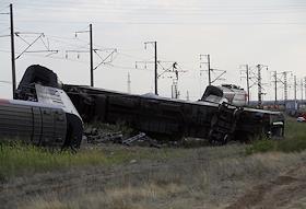 Последствия схода вагонов пассажирского поезда 'Казань-Адлер' в Котельниковском районе Волгоградской области