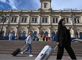 Жанровая фотография. Здание Ленинградского вокзала закрыли на ремонт