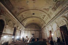 П/к, посвященная реконструкции Большого театра в боьшом театре. Участвуют Генеральный директор Государственного академического Большого театра (ГАБТ)Анатолий Иксанов, Руководитель Федерального агенства России по культуре и кинематографии Михаил Швыдкой и Вице-президент компании 'Система-Галс' Азарий Лапидус