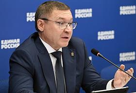 Временно исполняющий обязанности секретаря Генерального совета партии 'Единая Россия', полномочный представитель президента в Уральском Федеральном округе Владимир Якушев провел совещание в режиме видеоконференции с регионами о готовности школ по программам капитального ремонта и строительства новых школ к учебному году в Центральном исполкоме партии 'Единая Россия'