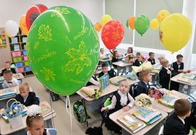 День знаний. Торжественная линейка в средней общеобразовательной  школе № 717 Невского района на ул. Дыбенко, 5, корп. 4, стр. 1