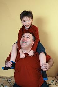 Исполнительный редактор журнала 'Автопилот' Игорь Мальцев с внуком.
