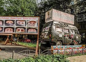 Мемориал памяти погибшим в зоне СВО перед зданием благотворительного фонда 'Суворов'