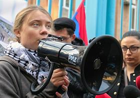 Экологическая активистка Грета Тунберг во время акции у здания ООН в Ереване