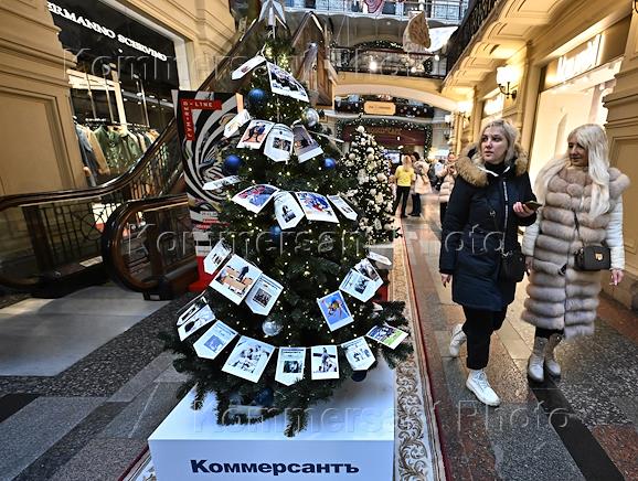 Выставка 'Новогодние елки в ГУМе на Красной площади' 2025 от компаний. Жанровая фотография