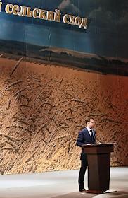 Визит Дмитрия Медведева в Барнаул. Осмотр выставки продукции предприятий Алтайского края. Встреча с первоцелинниками. Всероссийский сельский сход.
Мероприятия проходили в Алтайском краевом театре драмы им В.М.Шукшина