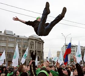 Митинг движения 'Местные'. Участники Акции выступают 'за чистоту в политик'. на Славянской площади