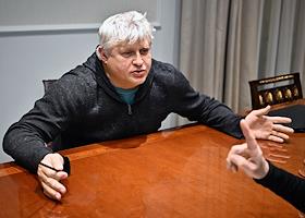 Хореограф Юрий Посохов во время интервью в гостинице The Carlton Moscow