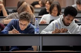 Жанровые фотографии. Студенты во время занятий в Университете телекоммуникаций имени профессора М.А. Бонч-Бруевича