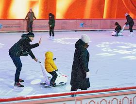 Фигуристка Елена Бережная во время пресс-подхода на катке на Конюшенной площади
