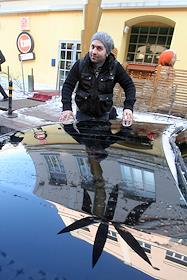 Резидент 'Comedy Club' Арташес Саркисян со своей машиной 'Lexus'.
