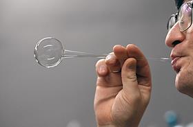 Репортаж о ручном производстве стеклянных елочных игрушек в Великом Новгороде