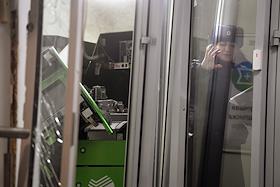 Последствия взрыва в отделении Сбербанка на Среднеохтинском проспекте в Санкт-Петербурге
