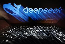 Жанровая съемка. Логотип китайской нейросети Deepseek