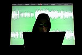 Телефонные мошенники. Жанровая фотография