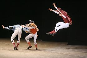 В рамках фестиваля 'Золотая Маска' Пермский театр оперы и балета имени Чайковского представил два одноактных балета - 'Времена года' на музыку Джузеппе Верди и концерт на музыку Фредерико Шопена в хореографии Джерома Роббинса на новой сцене Большого театра