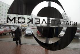 Пресс-конференция председателя областной избирательной комиссии Станислава Бисина в офисе агентства 'РИА-новости Приволжье'. Вывески и телефонные будки с логотипом ОАО 'ВолгаТелеком'