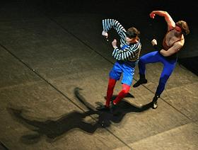 Премьера антрепризного спектакля 'Дорога' по мотивам одноименного фильма Федерико Феллини прошла в центре имени Мейерхольда