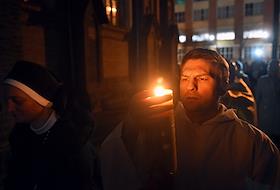 Празднование католической пасхи. Прихожане и священнослужители прихода Римско-католической церкви на пасхальной службе Навечерия Пасхи в Святую Субботу в Храме Преображения Господня, в Красноярске