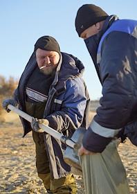 Ликвидация последствий разлива нефтепродуктов из-за потерпевших бедствие двух танкеров 'Волгонефть' в Керченском проливе днем 15 декабря 2024 года на береговой линии в Анапе. Уборка мазута волонтерами и работниками МЧС в Анапе