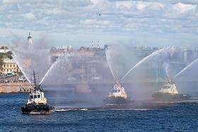 Фестиваль ледоколов, приуроченный к 80-летию Победы в Великой Отечественной войне. Традиционное шоу фестиваля 'Вальс буксиров' в акватории реки Невы