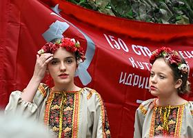 Раздача каши на Патриарших прудах