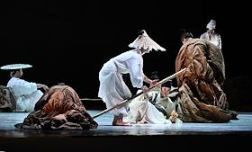 Семнадцатый Международный театральный фестиваль имени А.П.Чехова. Спектакль 'Поэтический танец: путешествие легендарного пейзажа' в постановке режиссеров Чжоу Лия и Хань Чжэнь на сцене Государственного Кремлевского Дворца