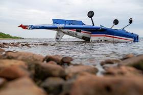 Аварийное приземление легкомоторного самолета на воду на пляже близ аэродрома Бычье поле в Кронштадте