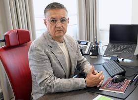 Генеральный директор Fix Price (Фикс Прайс) Дмитрий Кирсанов во время интервью в главном офисе компании