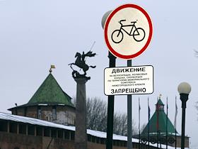 Шлагбаум и стоянка у въезда в кремль