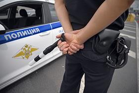 Работа сотрудников ГИБДД на улице: проверка водителей на трезвость за рулем, проверка документов, оформление штрафов