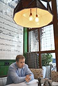 Генеральный директор ЦИАН Дмитрий Григорьев во время интервью в ресторане 'Кристиан'